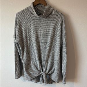 Lou and grey sweater 
XL
Soft
Gray with white stripes
